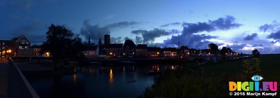 FZ033386-91 Harbour in Ribe at night